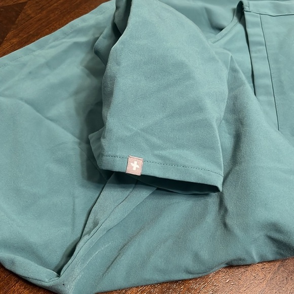 Figs Casma Three-Pocket Scrub Top™ - Picture 4 of 5